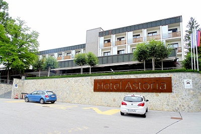 Een blik op de voorzijde van hotel Astoria Bled