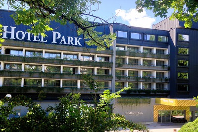 Een blik op de ingang van Hotel Park gelegen in het stadscentrum van Bled