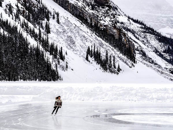 Een foto van een schaatster op natuurijs in de bergen