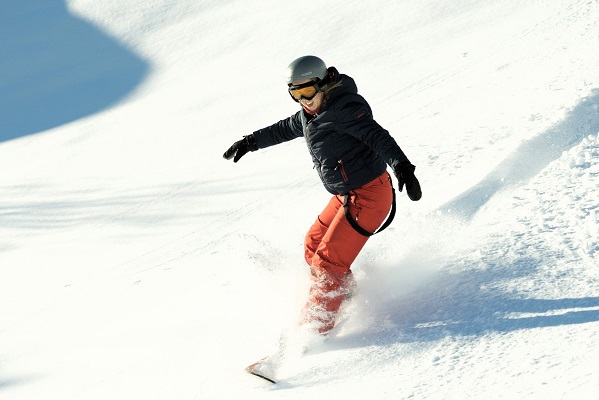 Een meisje dat veel plezier beleefd tijdens het snowboarden